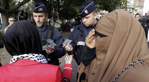 عميد مسجد باريس يوجه نداء إلى المحجبات بعدما أصبح الحجاب مسألة هستيرية