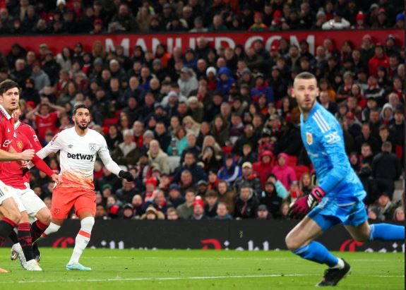 بصم الدولي الجزائري ونجم نادي وست هام سعيد بن رحمة على هدف رائع، في المواجهة التي قادته امام مانشيستر يونايتد في ملعب “الاولترافورد”. وسجل بن رحمة هدف فريقه الأول في الدقيقة 54 بطريقة اكثر من رائعة لم يستطع الحارس دي خيا ان يتصدى لها. وتأتي هذه المباراة امام اليونايتد ضمن الدور الخامس من كأس الاتحاد الانجليزي.