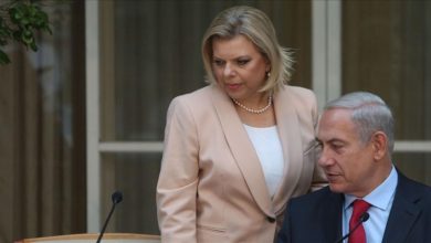 صورة محاصرة زوجة نتنياهو في صالون حلاقة