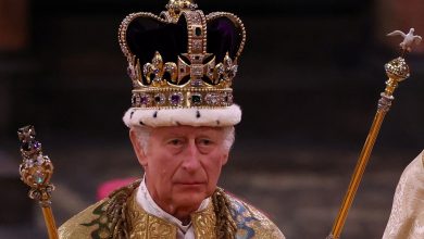 صورة الملك تشارلز الثالث يتوج رسميا ملكا على عرش بريطانيا