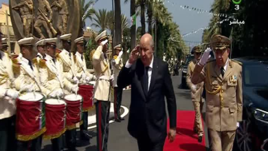 صورة رئيس الجمهورية يشرف على مراسم تخرج الدفعات بالأكاديمية العسكرية لشرشال
